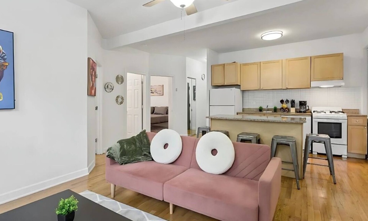 Hyde Park Apartment | Sleek 3BR Retreat: Hyde Park Comfort & Style