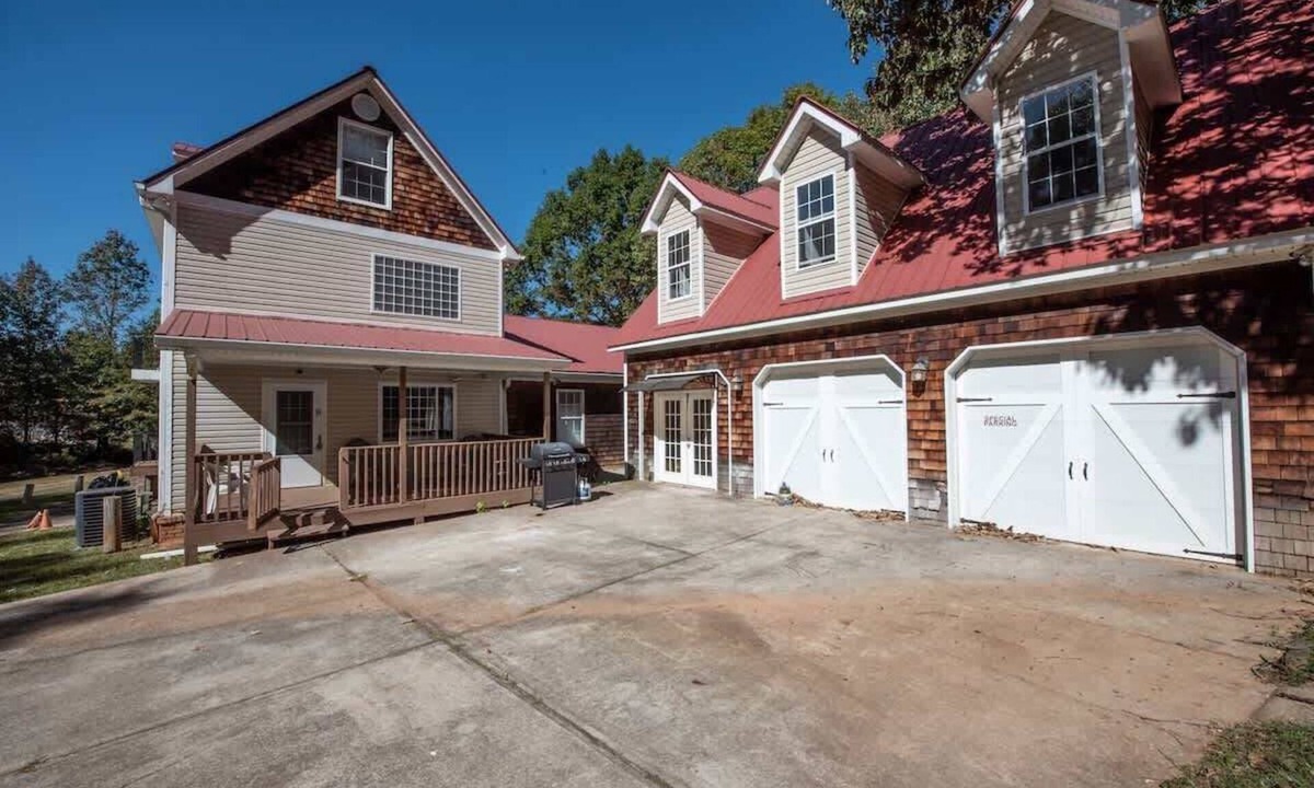 Gainesville House | Sleek Gainesville Apartment mins from downtown