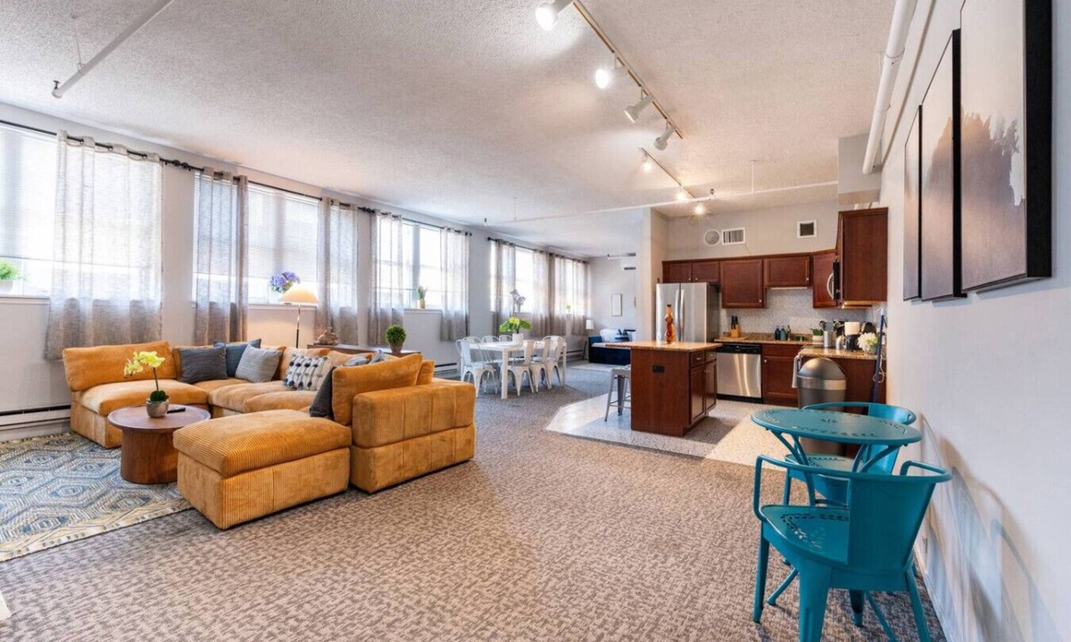 Printers Row Apartment | Sleep 14 | Downtown, Vintage 5bd/2ba (gym+patio)