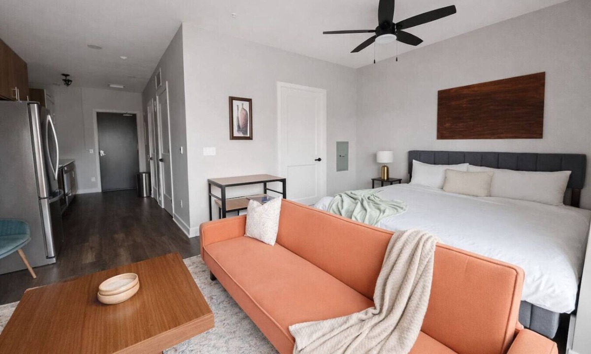 Dundee-Happy Hollow Historic District Apartment | Sleepover | Vibrant Studio + Gym/Sauna - Omaha
