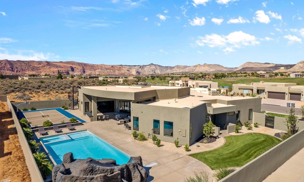 St. George House | Sleeps 20, Pool w/Slide & Spa, Theatre, Outdoor Kitchen