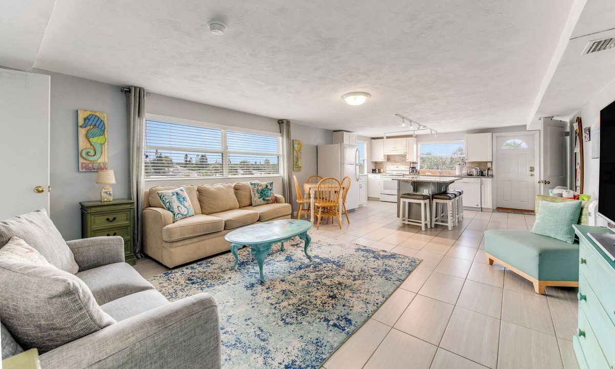 Ormond-by-the-Sea Apartment | Sleeps 8/Ocean views/Private Deck/Beach Gear/Steps to Ocean/Trailer Parking