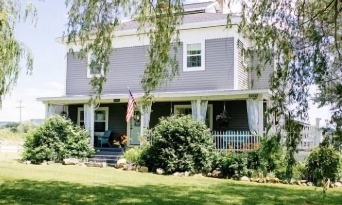 East Jordan House | Snuggled in snow country-Private get-away from the city—pet friendly countryhome