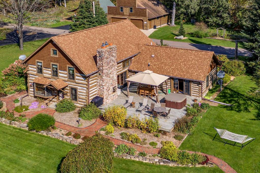 White Lake House | Soak, Relax & Explore! Walk to Wolf River