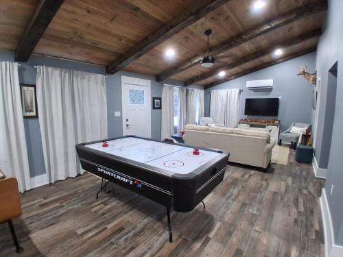 Cabot House | Southside Hideaway