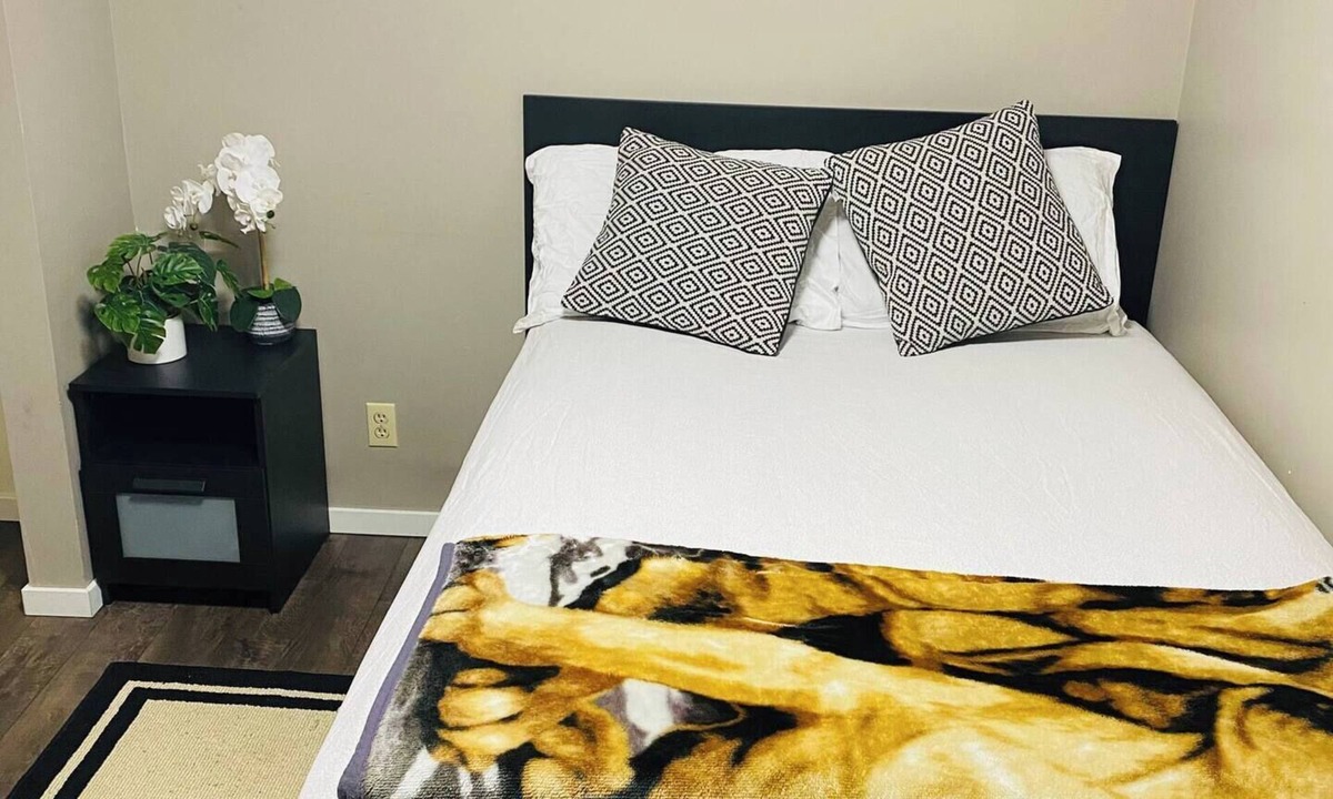Saskatoon House | Spacious 2 bed basement suit in quite neighborhood