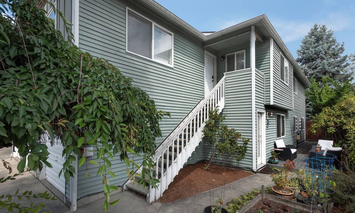 West Woodland Condo | Spacious 2 bedroom, 2 bath condo in Ballard, Seattle - Brewery district