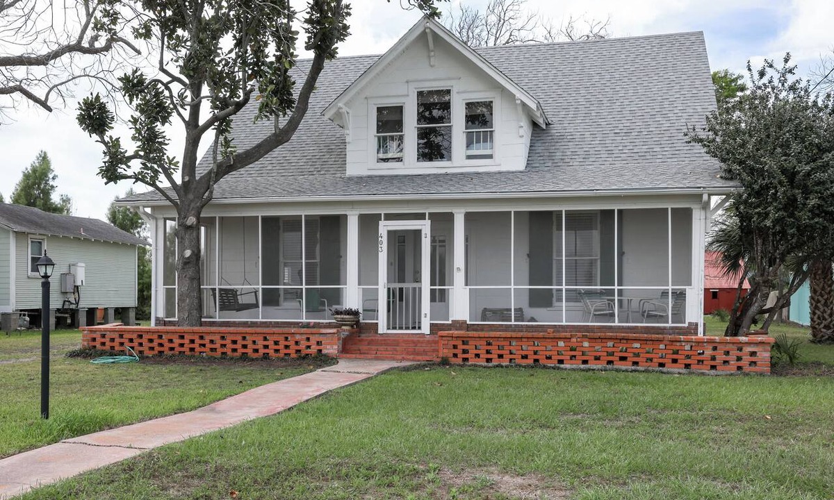 Palacios House | Spacious 3 bed 2 1/2 bath home on Palacios waterfront. Great views and location.