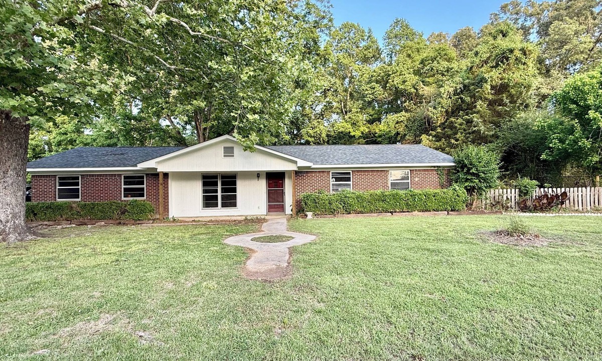 Vicksburg House | Spacious 3BR Home. Sleeps 8. Quiet Area. Close to Town.