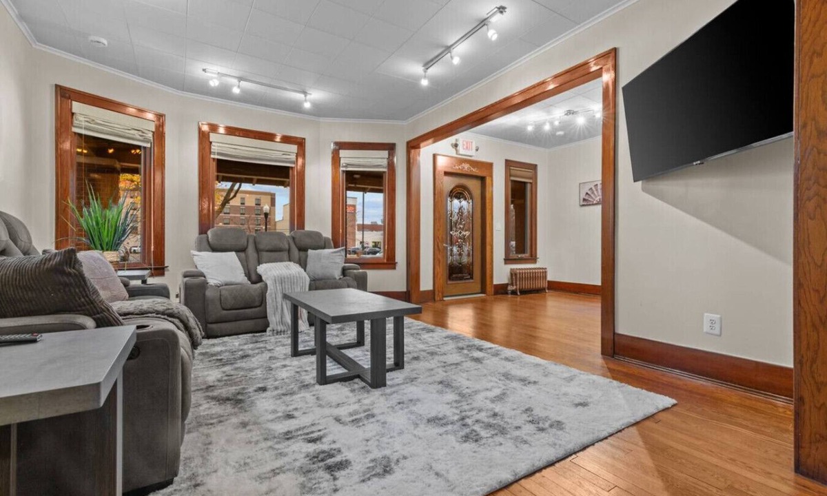 Dearborn House | Spacious 4-Bed Retreat in Dearborn – Sleeps 10!
