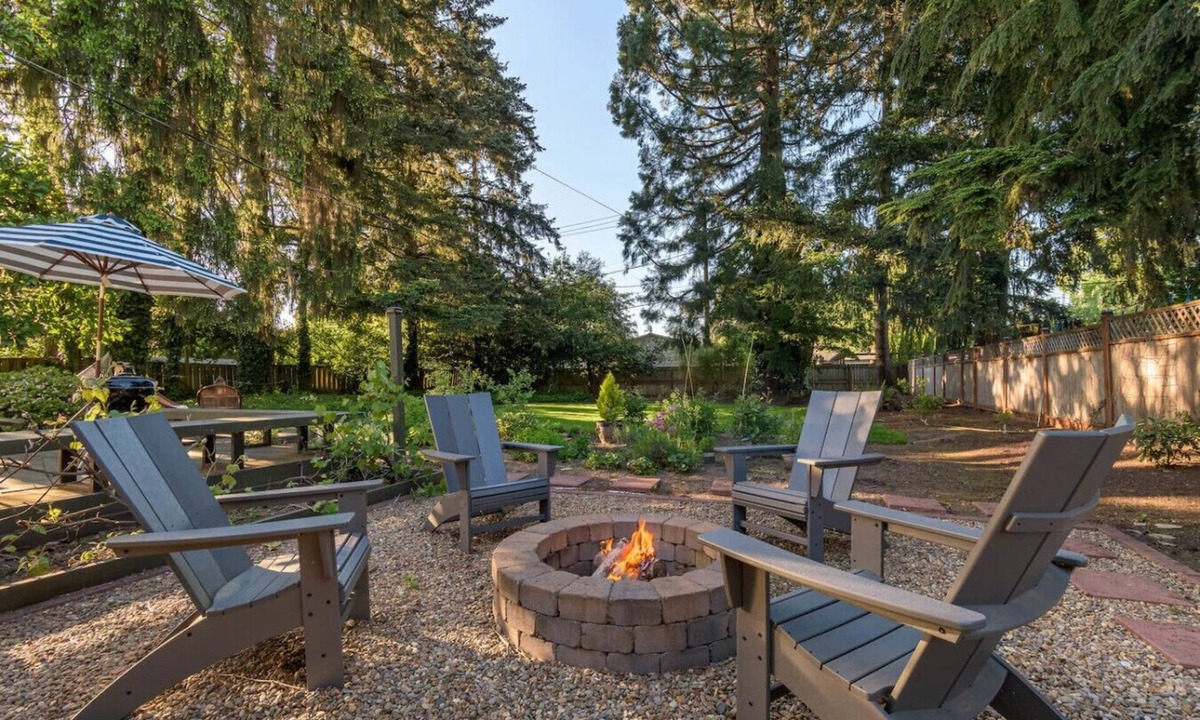 Central Oregon House | Spacious 4 bedroom home close to University, Stadium; Private yard. Free parking