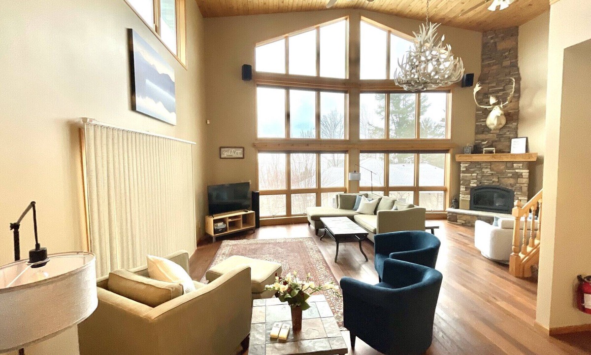 Bayfield House | Spacious 4-bedroom house sleeps 20! Stunning views, walking distance to Bayfield