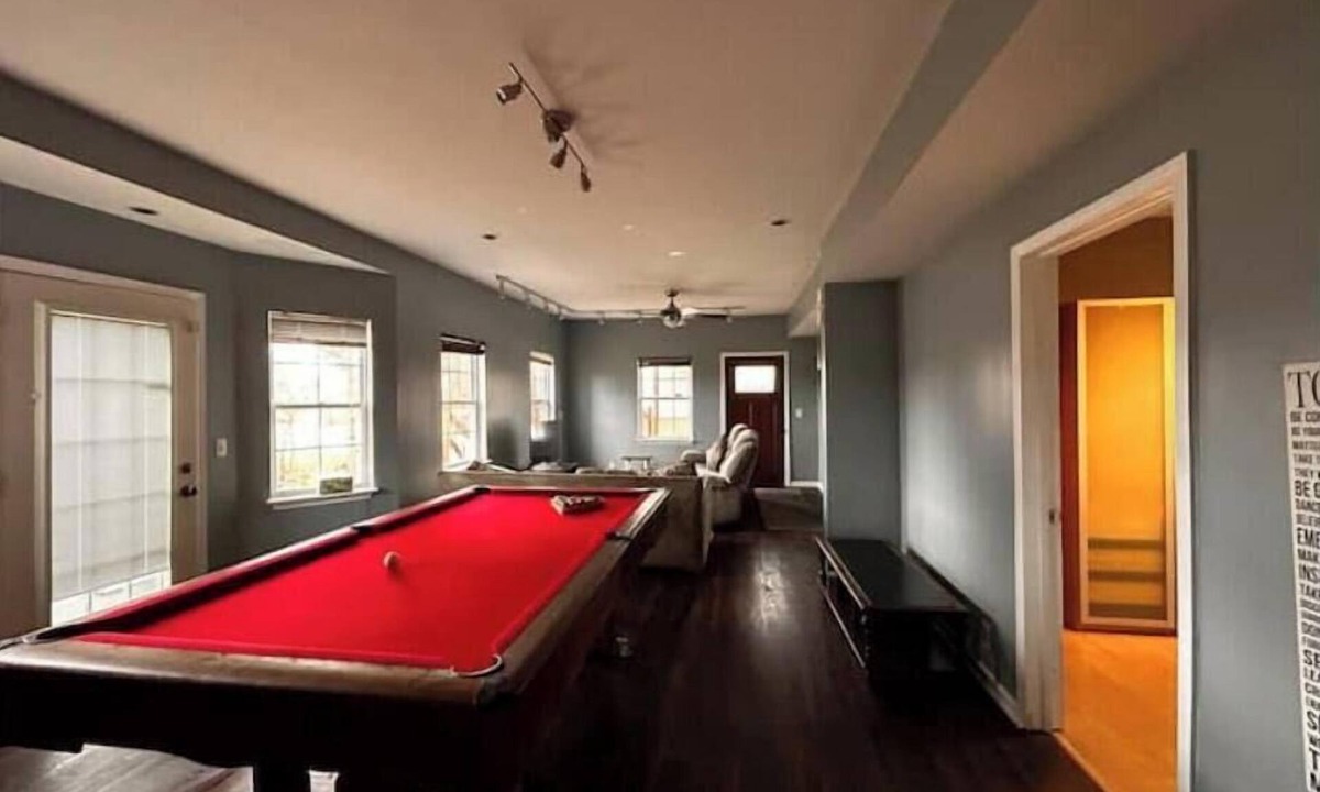 Hammond House | Spacious 4 bedroom with studio and updated kitchen
