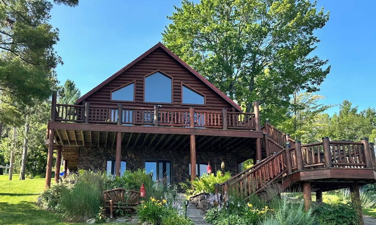 Loretto House | Spacious 5-bedroom lakefront house in charming Vulcan with WiFi, AC