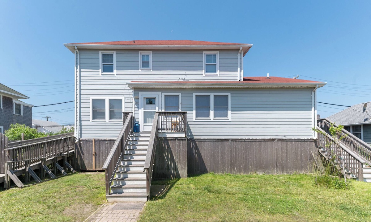 Seaview House | Spacious 5-BR, 3 bath with large kitchen, heated saltwater pool in Ocean Beach