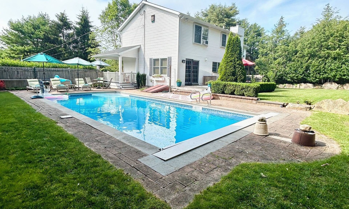 Westerly House | Spacious 5bdrm home- saltwater pool, WiFi, AC, private beach parking pass