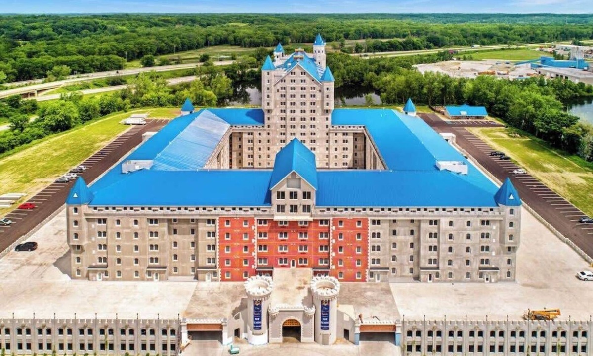 Grandville Apartment | Spacious 6BR 6BA Grand Castle Apartment Near Downtown