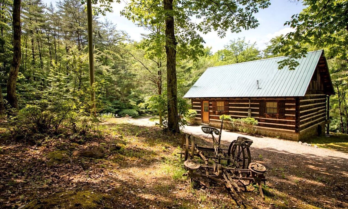 Copperhill Cabin | Spacious and Rustic Cabin with a Hot Tub near Copperhill for a Family Getaway in Tennessee