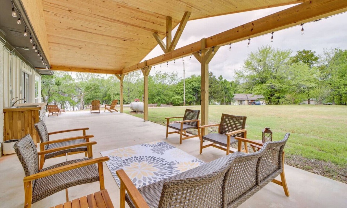 Checotah House | Spacious and Updated! Beds for 10! Luxurious Primary Bath!