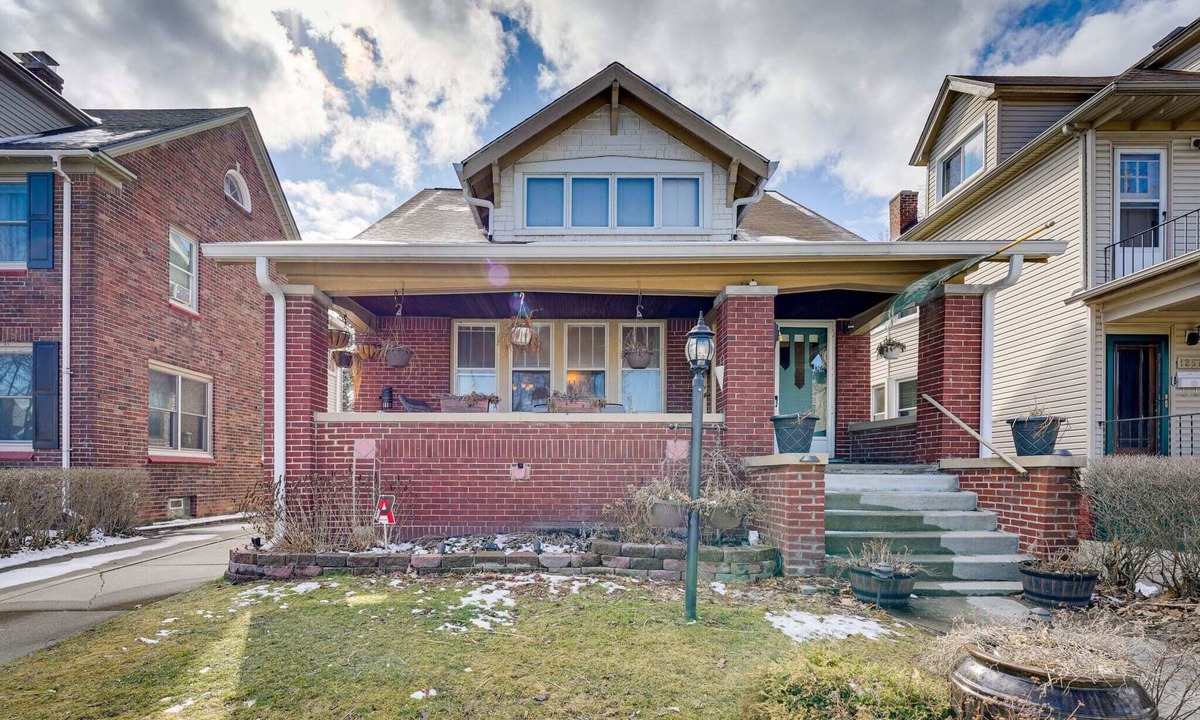 Grosse Pointe House | Spacious bungalow with 7 Beds in awesome Grosse Pointe Park!