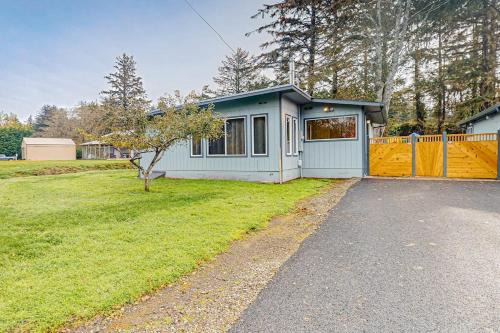 Coos Bay House | Spacious coastal property with separate living quarters wood stove & grill