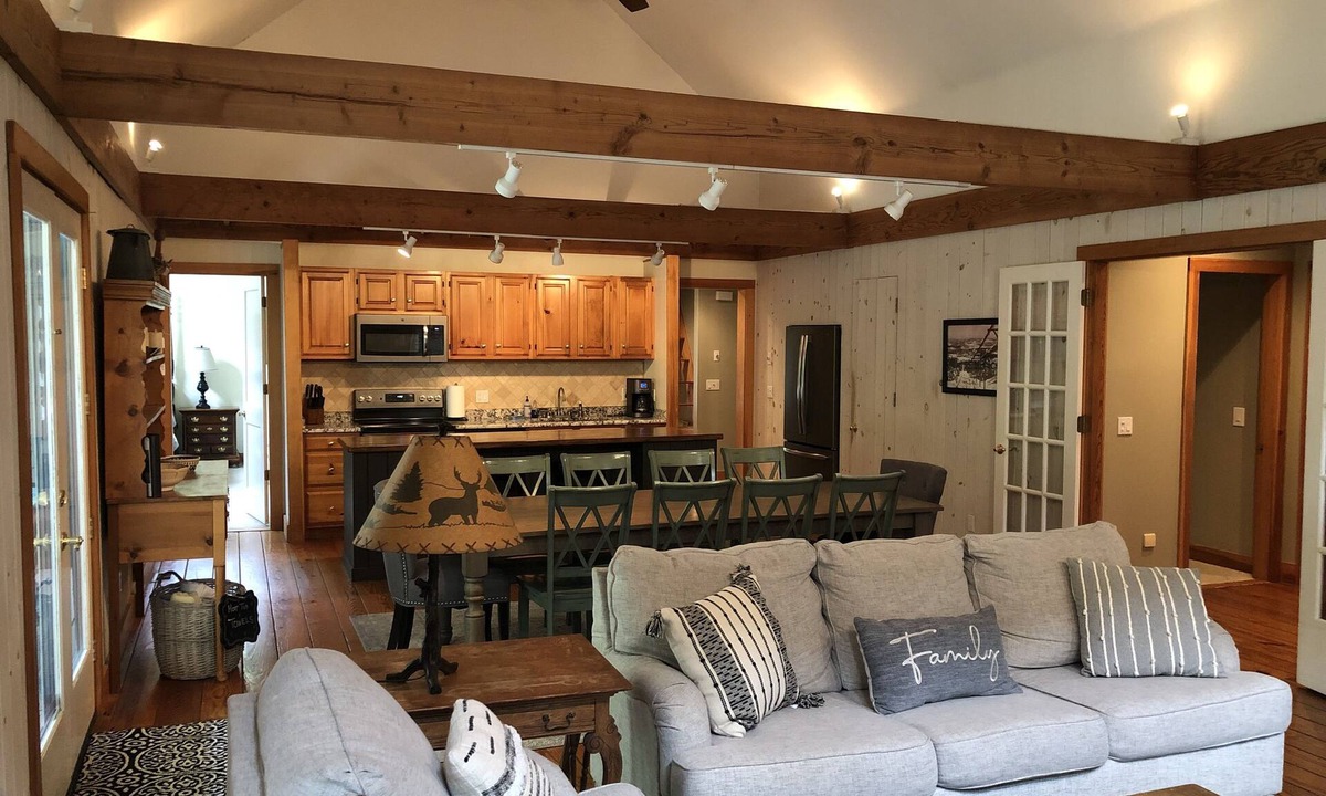 West Dover House | Spacious, Comfortable & Close! GOLF TRIPS!