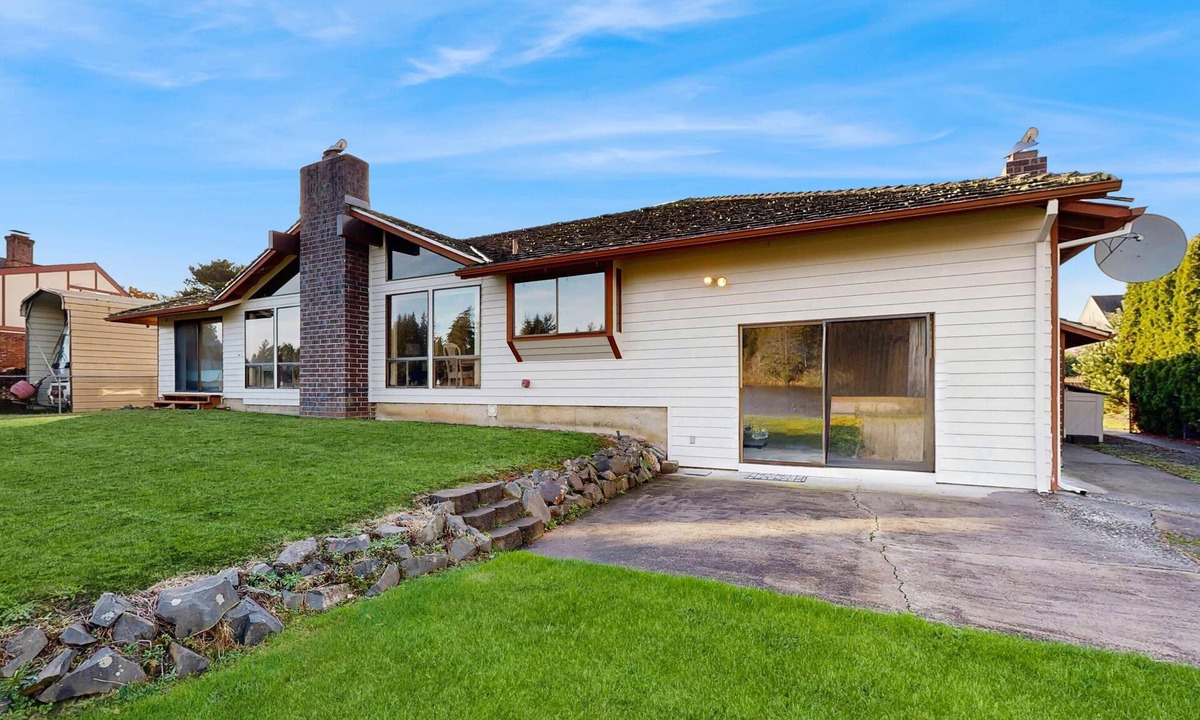 Warrenton House | Spacious dog-friendly home on the lake with yard, full kitchen, washer & dryer