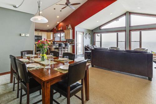Lake Koshkonong House | Spacious Edgerton Home w/Private Beach & Views!