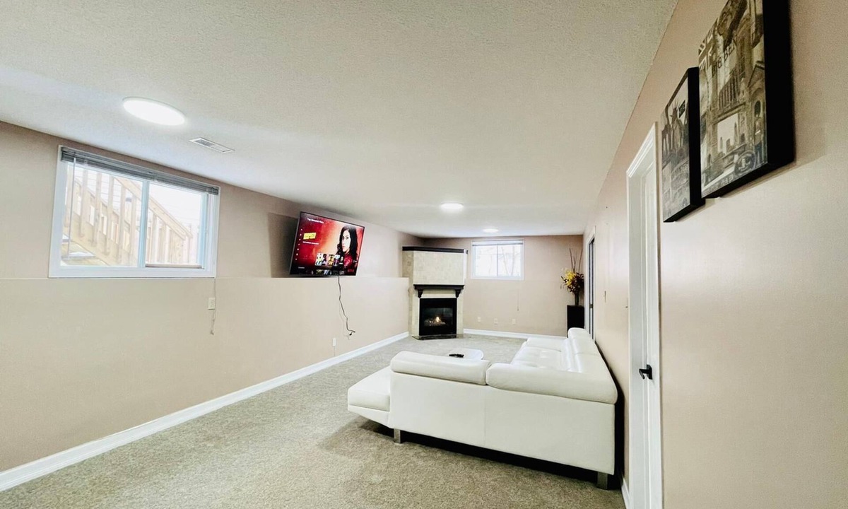 Bayridge West House | Spacious Hearth Escape with Natural Light & fireplace