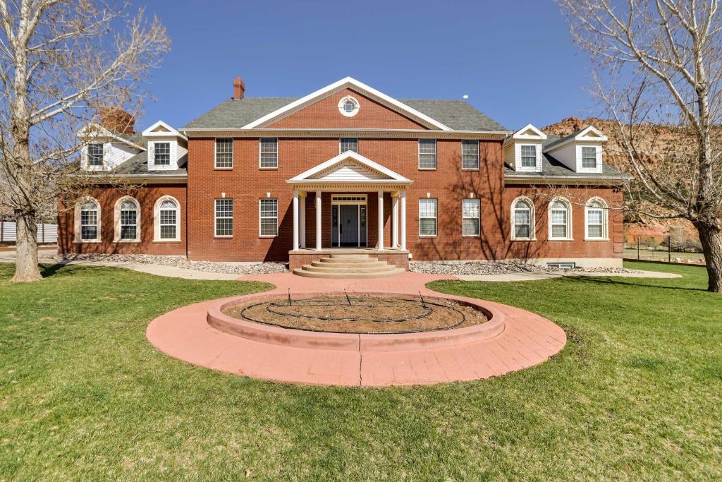 Hildale House | Spacious Hildale House w/Large Deck!