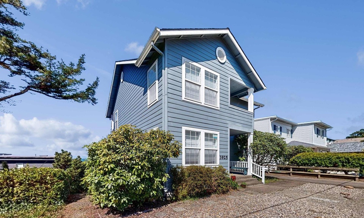 Lincoln Beach House | Spacious House with Ocean Views and Three Decks Close to Town and Walk to Beach