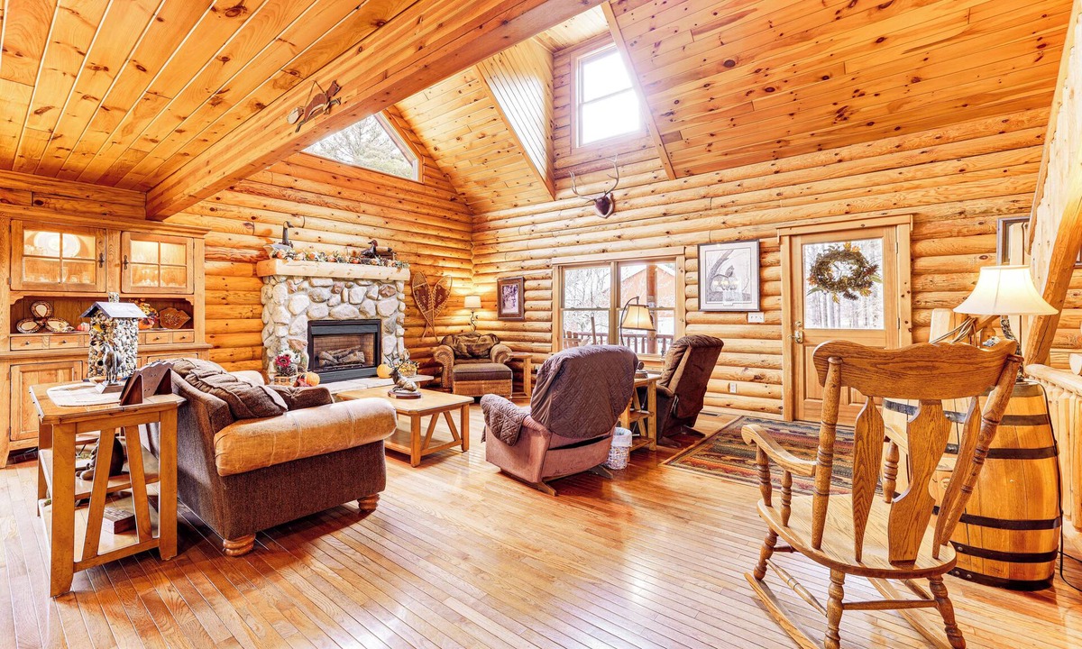 Kingsley Cabin | Spacious Log Home w/13 Acres, Ponds & Fire Pit!