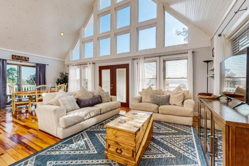 Dandridge House | Spacious Luxe Lakefront Home Hot Tub Dock Firepit