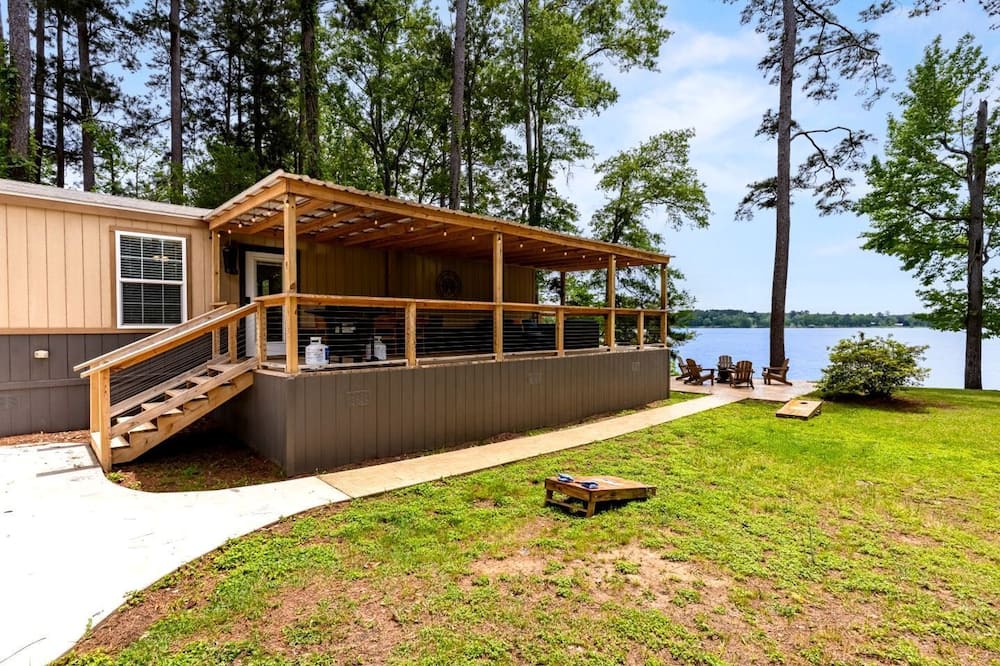 Hemphill Cabin | Spacious Modern Cabin on Toledo Bend Lake with Gorgeous Deck and Patio for an Amazing Family Getaway in Hemphill, Texas