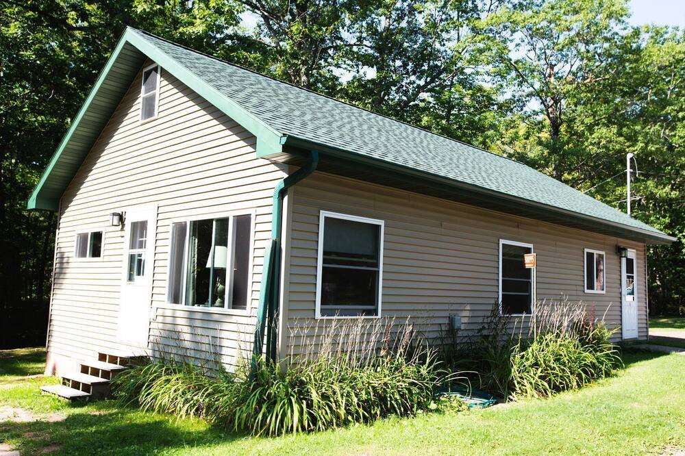 Ashland Cabin | Spacious Modern Cabin with a Fire Pit near Apostle Islands in Wisconsin
