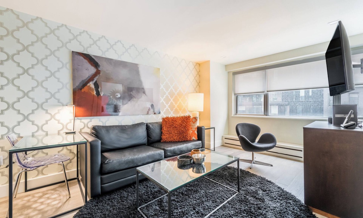 Ukrainian Village Apartment | Spacious One Bedroom in Central Downtown Location