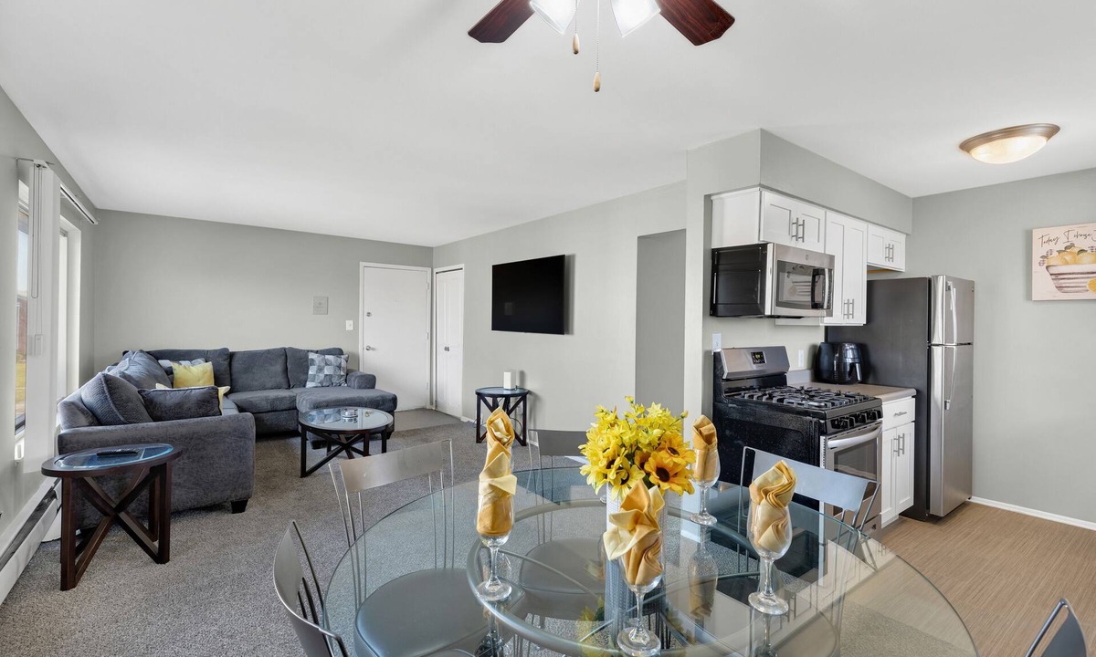Dearborn Heights Apartment | Spacious, Quiet & Cozy 1BD Apartment w/stainless steal appliances!