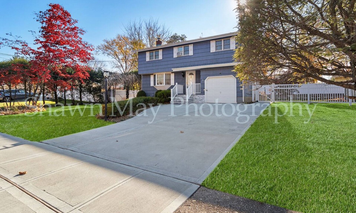 Wheatley Heights House | Spacious Renovated 5BR Home - Sleeps 12, Near Beaches, NYC & Huntington Village