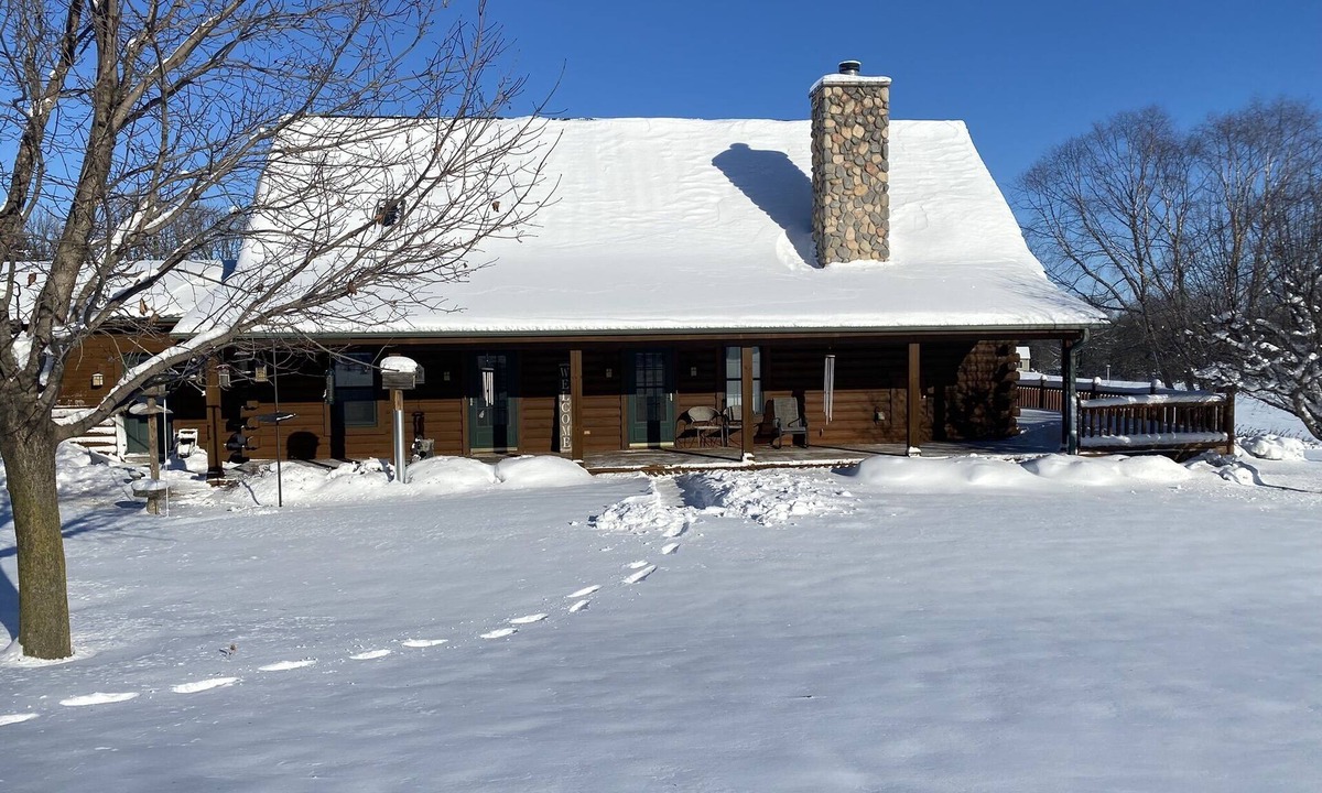 Johnson Creek House | Spacious Rustic Log Home Retreat Near Madison & Milwaukee