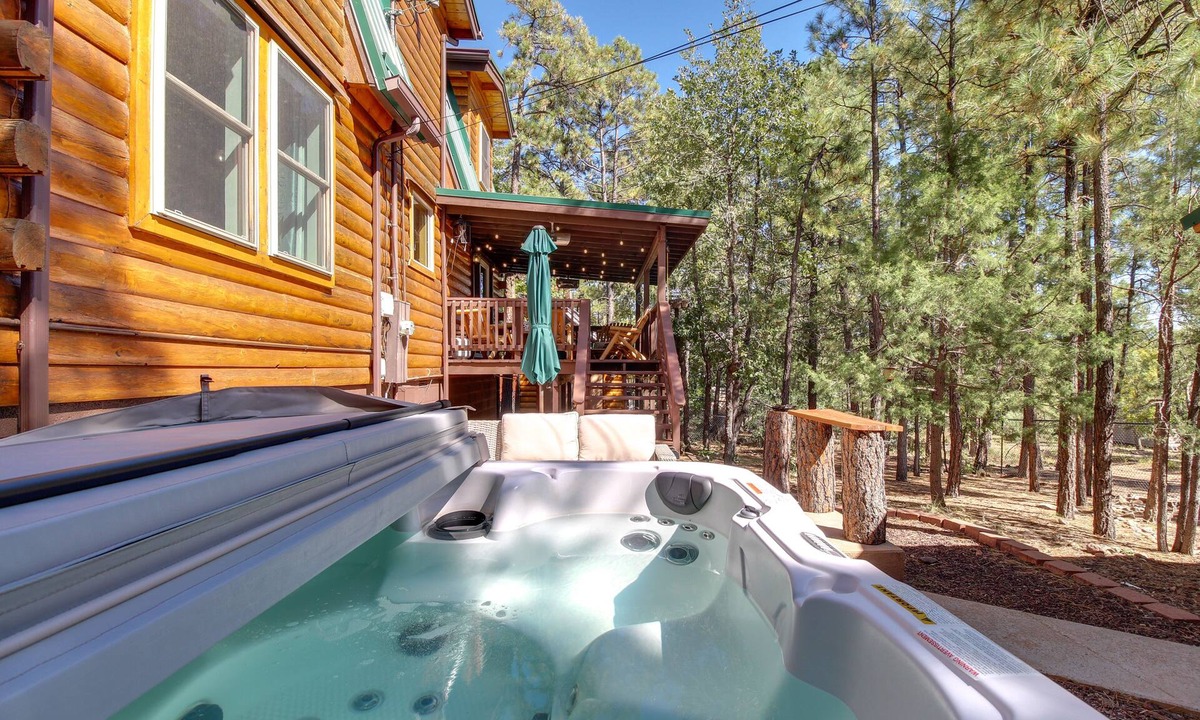 Pinetop-Lakeside Cabin | Spacious ‘Sherwood Forest Cabin’ w/Hot Tub!