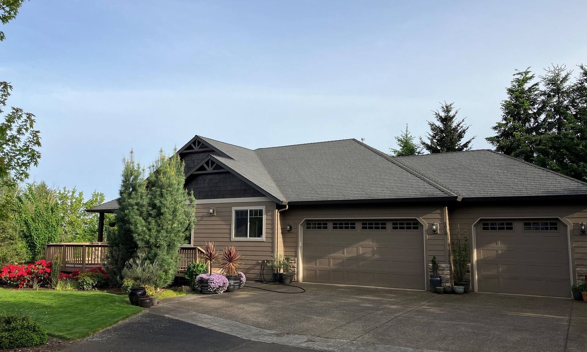 Dundee House | Spacious Single Party B&B – walking distance to downtown!