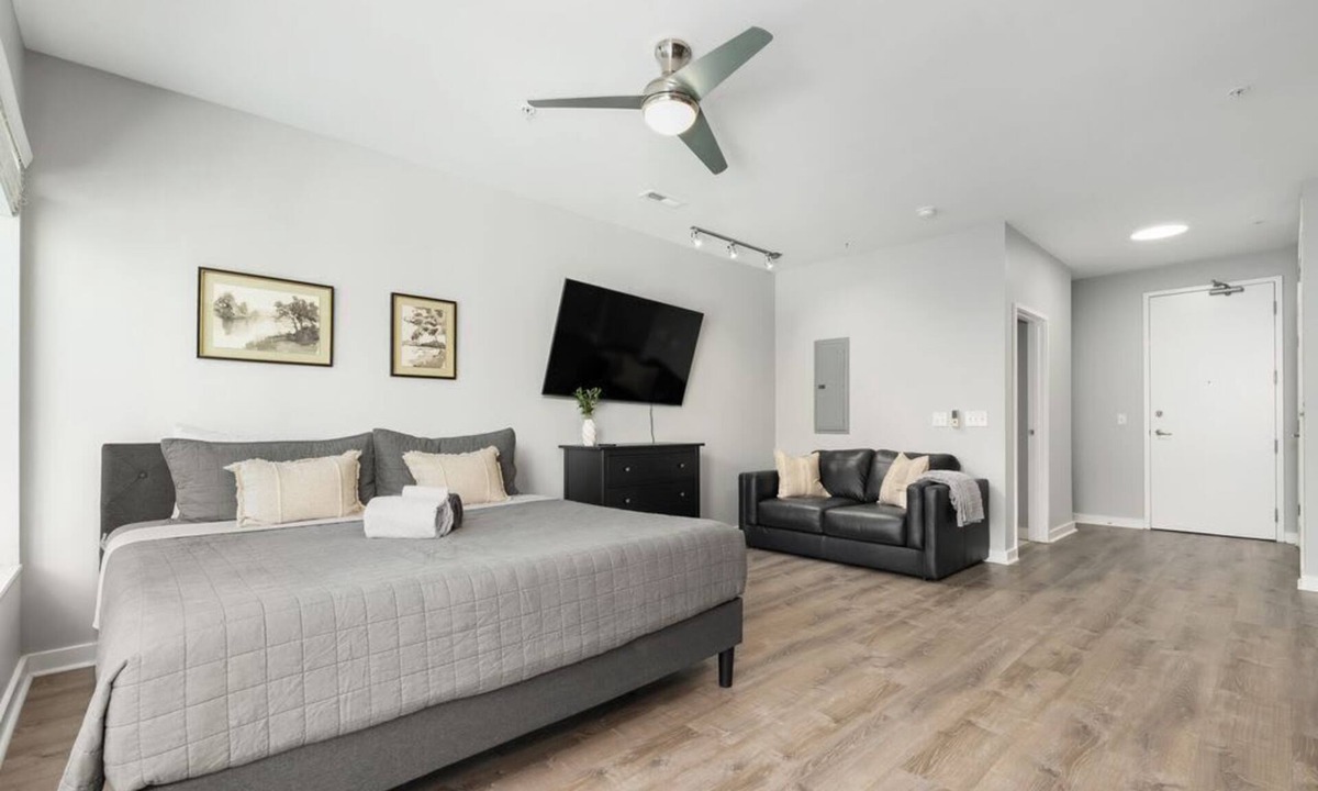 Grandview Heights House | Spacious Studio with pool view