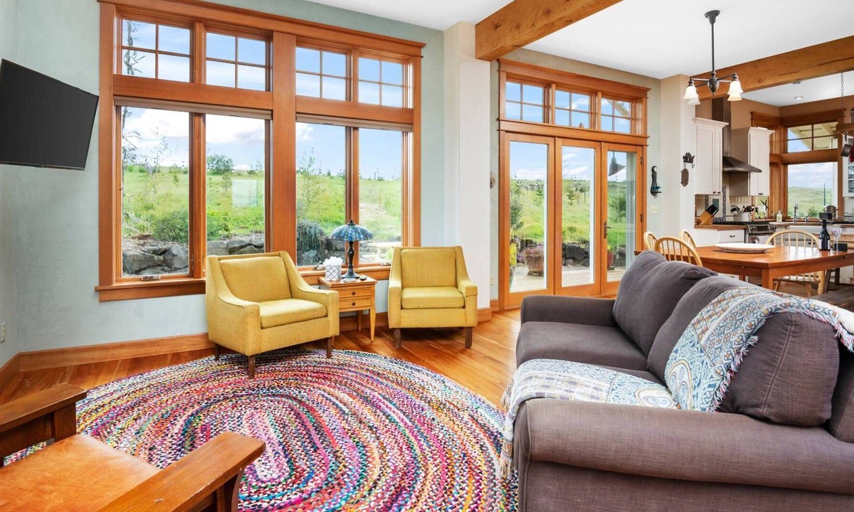 Gaston House | Splendid Private Setting on 15 Acres, *Pet Friendly*, Fire-Pit, BBQ, Close to Vineyards and Trails