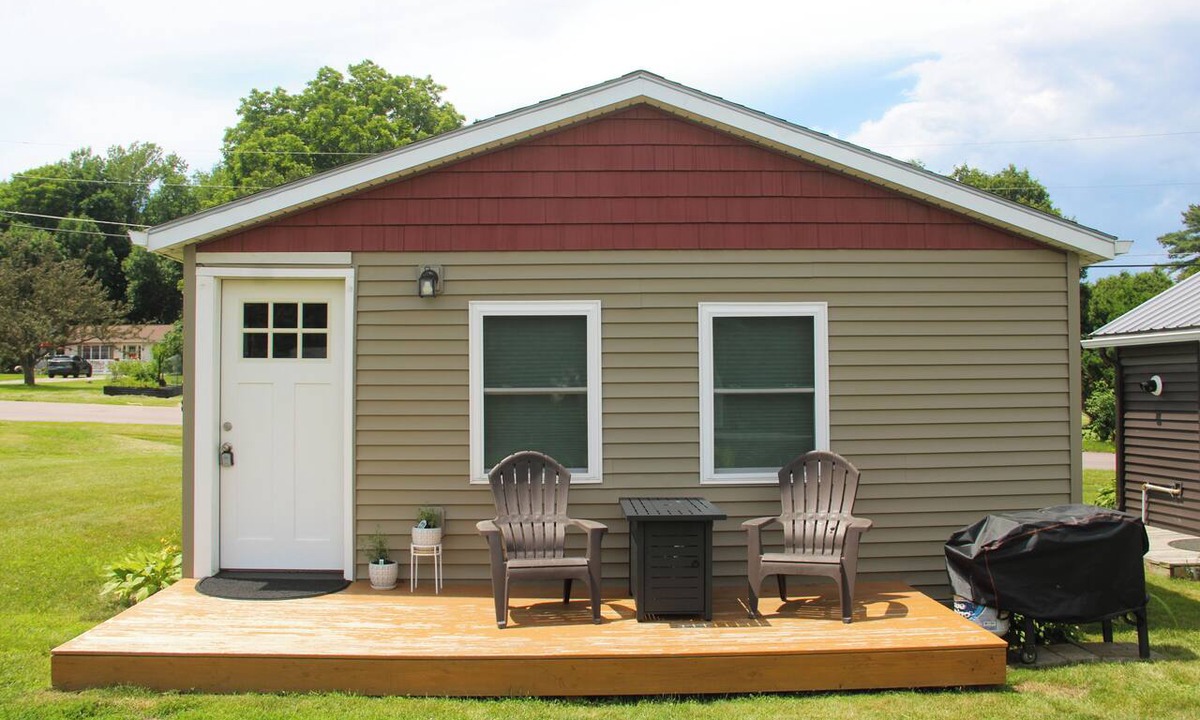 Malletts Bay Cabin | Sportsman's Cabin with Lakeview's and Lake Access.