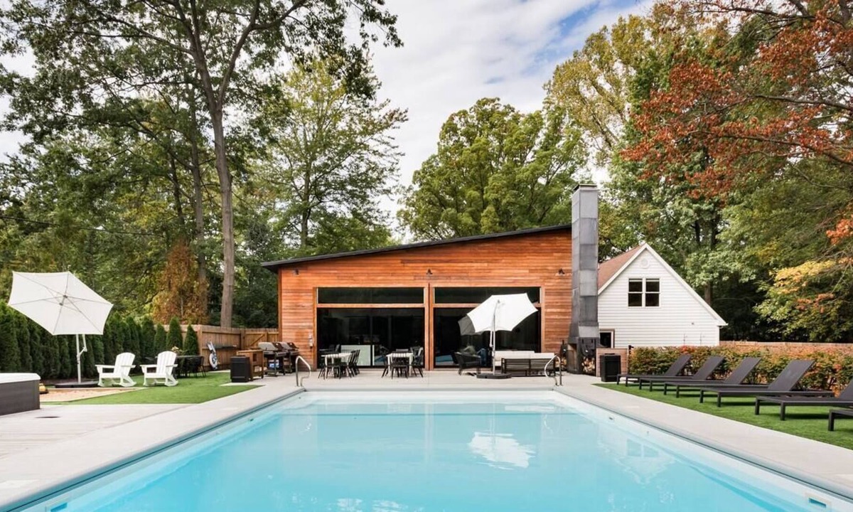 Union Pier House | Sprawling Luxury Rental w/ Chef's Kitchen, Pool & 2 Hot Tubs - Walk to Beach