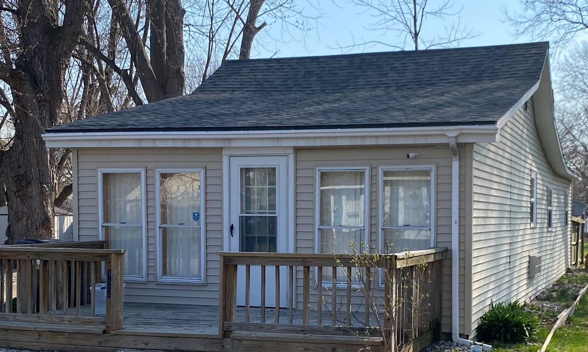 Gypsum Cottage | SPRING GETAWAY! Comfortable 2BR cozy cottage just a few steps from Sandusky Bay!