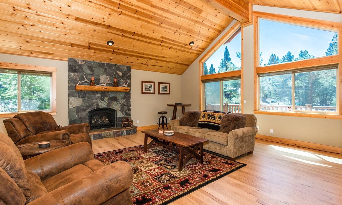 Truckee Cabin | St. Moritz - Spacious Tahoe Donner Home with two decks and bbq-on quiet street