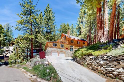 Upper Kingsbury House | Stateline Chalet - 5BR Panoramic Mountain Views Dipping Pool & Dry Sauna