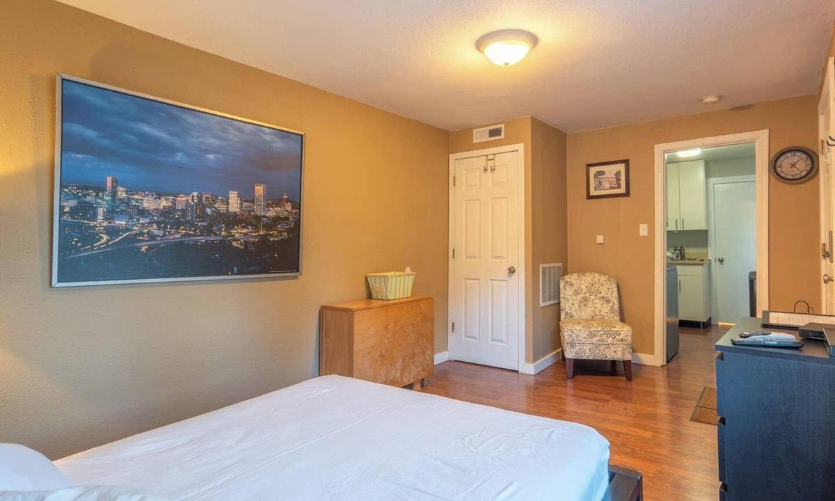 Homestead House | Steps to OHSU Studio Guest House