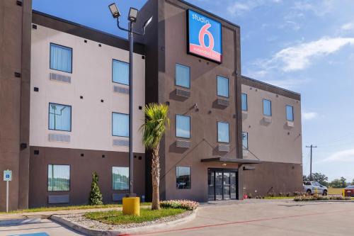 Giddings Hotel | Studio 6 Giddings